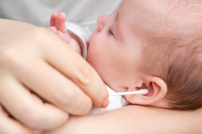 Jak bezpiecznie czyścić uszy niemowlakowi