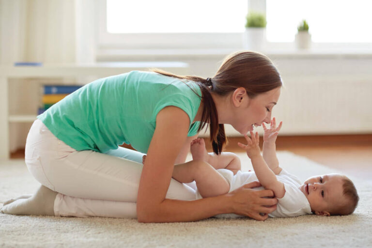 Jak ćwiczyć z niemowlakiem – wskazówki dla młodych rodziców