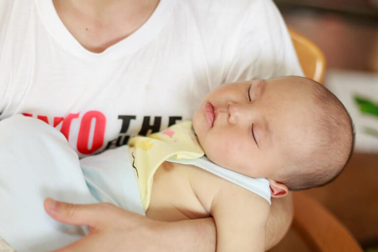 Jak skutecznie i bezpiecznie budzić niemowlaka do karmienia: praktyczny poradnik dla rodziców