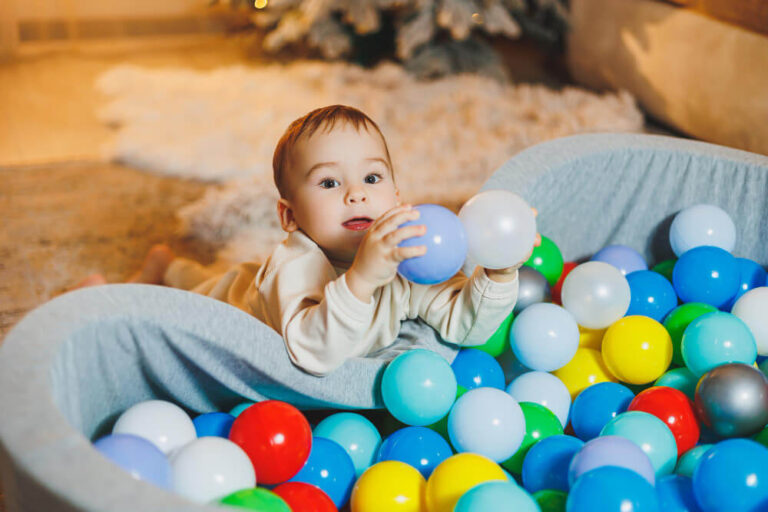 Jak bawić się z niemowlakiem: przewodnik dla rodziców
