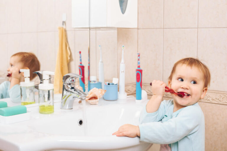 Jak skutecznie czyścić pierwsze ząbki u niemowląt – kompleksowy przewodnik