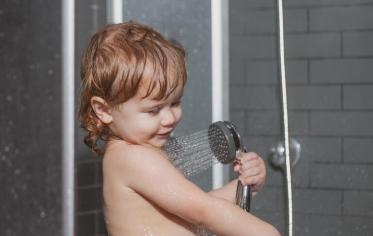 Jak Bezpiecznie Kąpać Dziecko Pod Prysznicem: Kompletny Poradnik