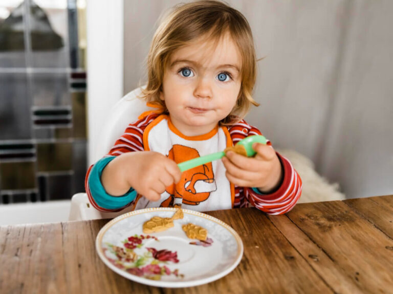 Kompleksowy przewodnik: Jak karmić roczne dziecko – Zdrowe i zbilansowane posiłki dla malucha